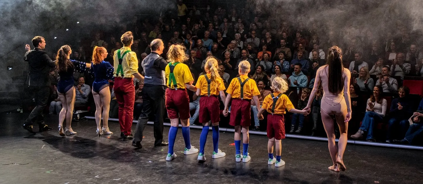 Zauberer Harald Hentschel auf der Bühne in einem Finale im Landestheater Tübingen.