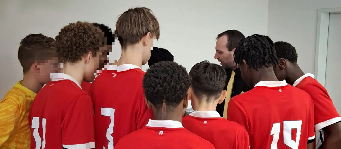 Close-Up-Zauberkunst für Nachwuchsfussballer beim U14-Turnier.