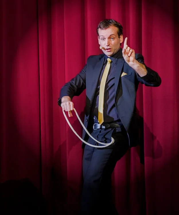 Zauberer Harald Hentschel zeigt interaktive Zauberkunst